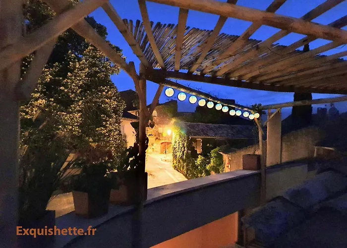 L\'Exquishette de Lourmarin, un nid sur les toits.