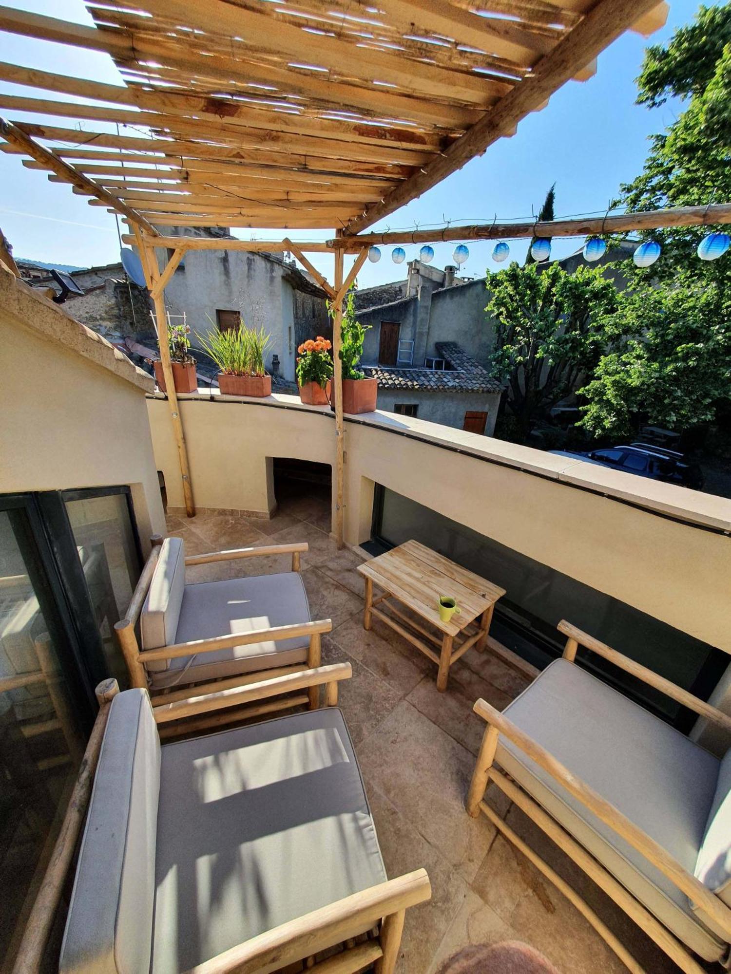 L'exquishette De Lourmarin, Un Nid Sur Les Toits. * Lourmarin