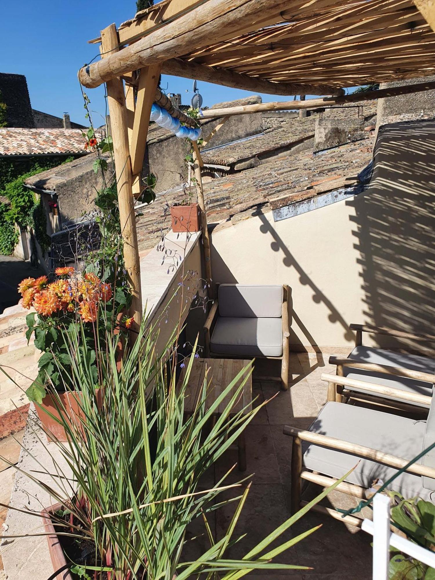 L'exquishette De Lourmarin, Un Nid Sur Les Toits. *